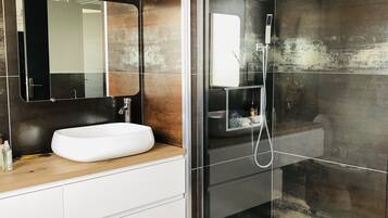 Een douche, handdoeken, toiletpapier