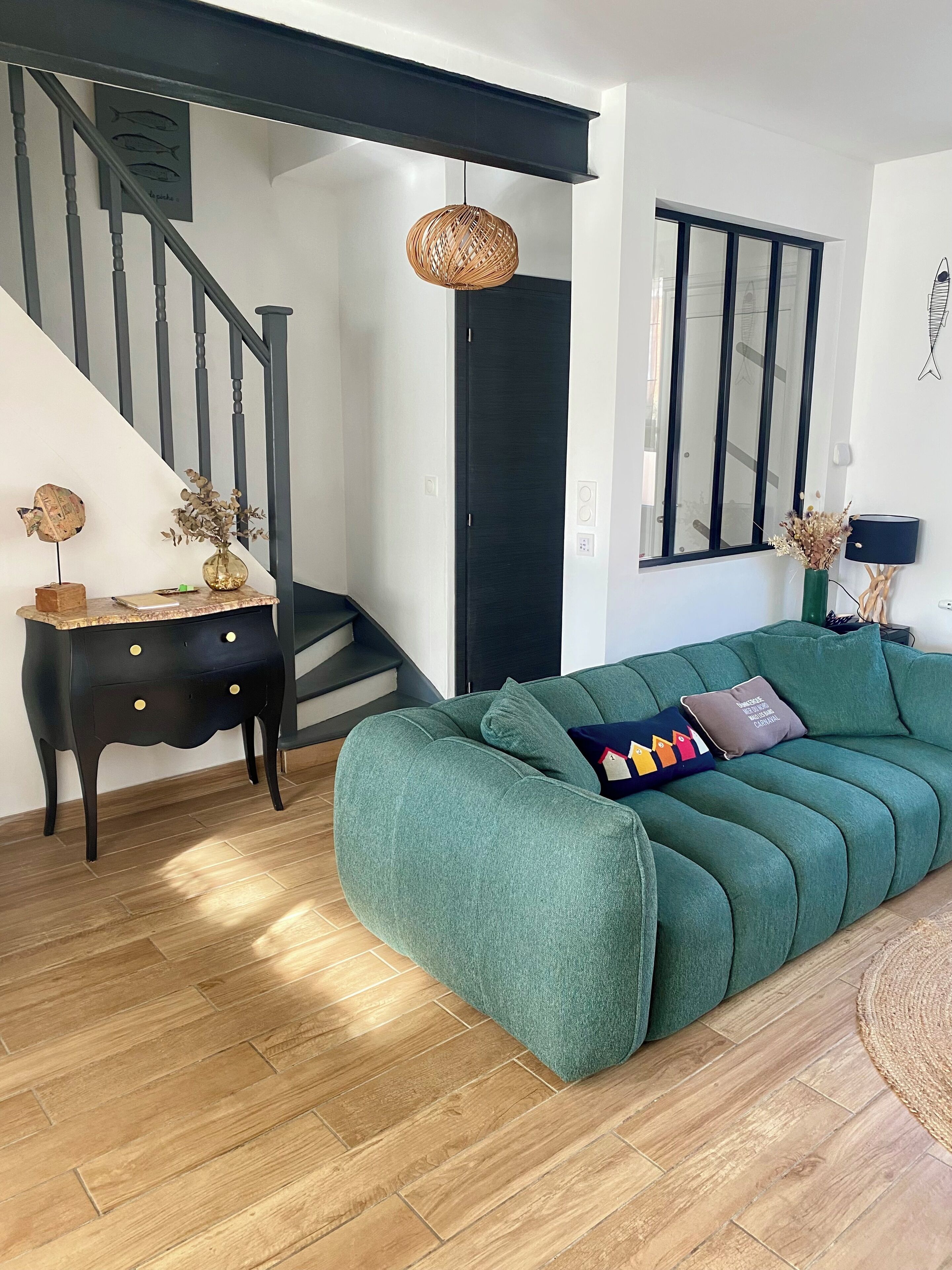 Smart-tv, een tafeltennistafel, boeken en een filmbibliotheek