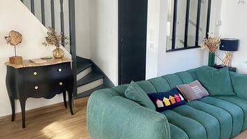 Smart-tv, een tafeltennistafel, boeken en een filmbibliotheek