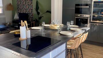 Een koelkast, een microgolfoven, een oven, een kookplaat