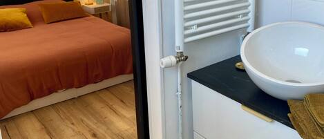 3 chambres, fer et planche à repasser, lit parapluie, Wi-Fi gratuit