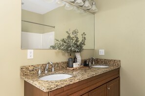 Shower, hair dryer, towels, soap - Fox Point Near Brown, RISD, Marina, Downtown Providence (Providence)