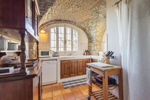 Fridge, microwave, dishwasher, electric kettle - Traditional Ligurian House by Wonderful Italy (Sanremo)
