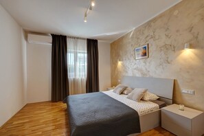 4 室のベッドルーム、アイロン / アイロン台、WiFi、ベッドシーツ