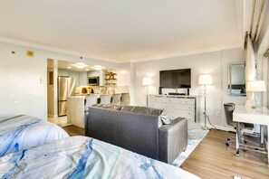 Interior - Honolulu Studio w/ Ocean View (Honolulu)