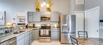 Lovely Florida Retreat w/ Lanai: 5 Mi to Riverwalk