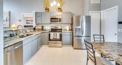 Lovely Florida Retreat w/ Lanai: 5 Mi to Riverwalk