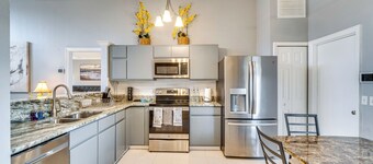 Lovely Florida Retreat w/ Lanai: 5 Mi to Riverwalk