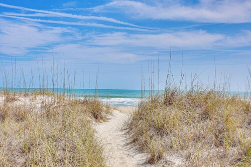 Carolina Beach Condo w/ Balcony & Ocean Access!