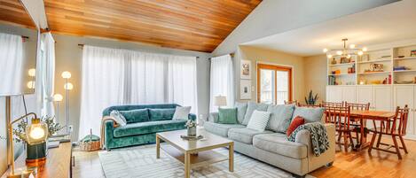 Una televisión, una consola de videojuegos, libros