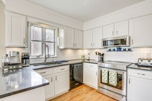 House (3 Bedrooms) | Private kitchen | Microwave, oven, stovetop, dishwasher - Pet-friendly Hopewell Junction Home w/ Pool (Hopewell Junction)