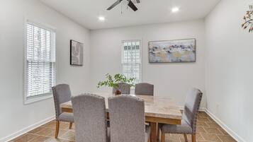 House (3 Bedrooms) | Interior