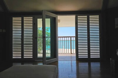 Oceanfront Hideaway - Private Dock & Sunset Views