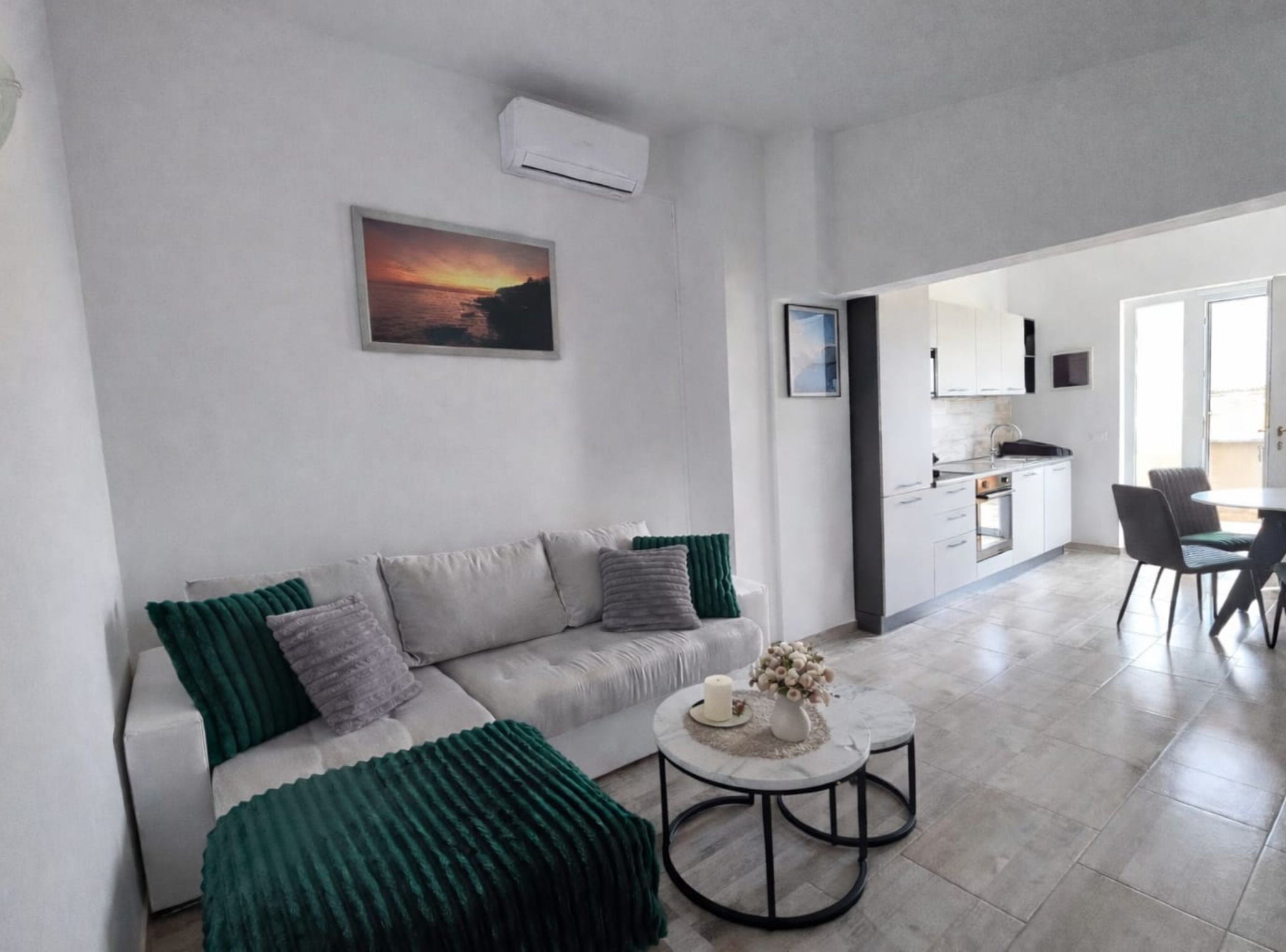 Apartemen (Two bedroom Apartment with Terrace) | Ruang keluarga | Televisi layar datar 32-inci dengan saluran TV satelit