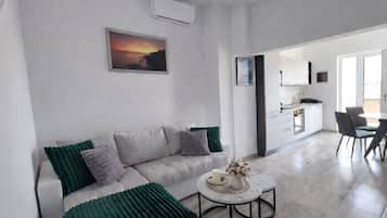 Apartment (Two bedroom Apartment with Terrace) | Wohnzimmer | 32-Zoll-Flachbildfernseher mit Satellitenempfang