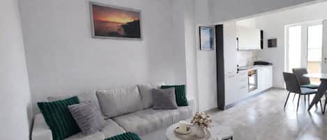 อพาร์ทเมนท์ (Two bedroom Apartment with Terrace) | ห้องนั่งเล่น | ทีวีจอแบน 32 นิ้ว พร้อมช่องดาวเทียม