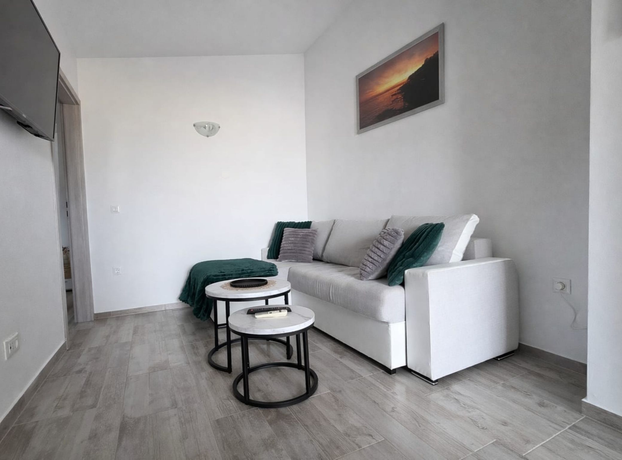 Apartment (Two bedroom Apartment with Terrace) | Wohnzimmer | 32-Zoll-Flachbildfernseher mit Satellitenempfang