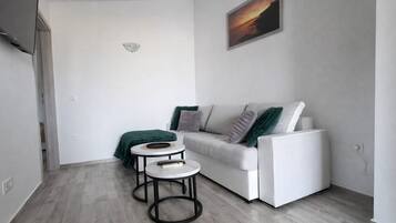 Apartment (Two bedroom Apartment with Terrace) | Wohnzimmer | 32-Zoll-Flachbildfernseher mit Satellitenempfang