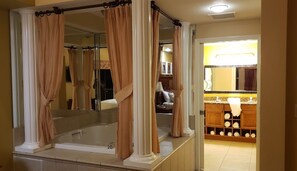 Whirlpool, Haartrockner, Handtücher, Seife