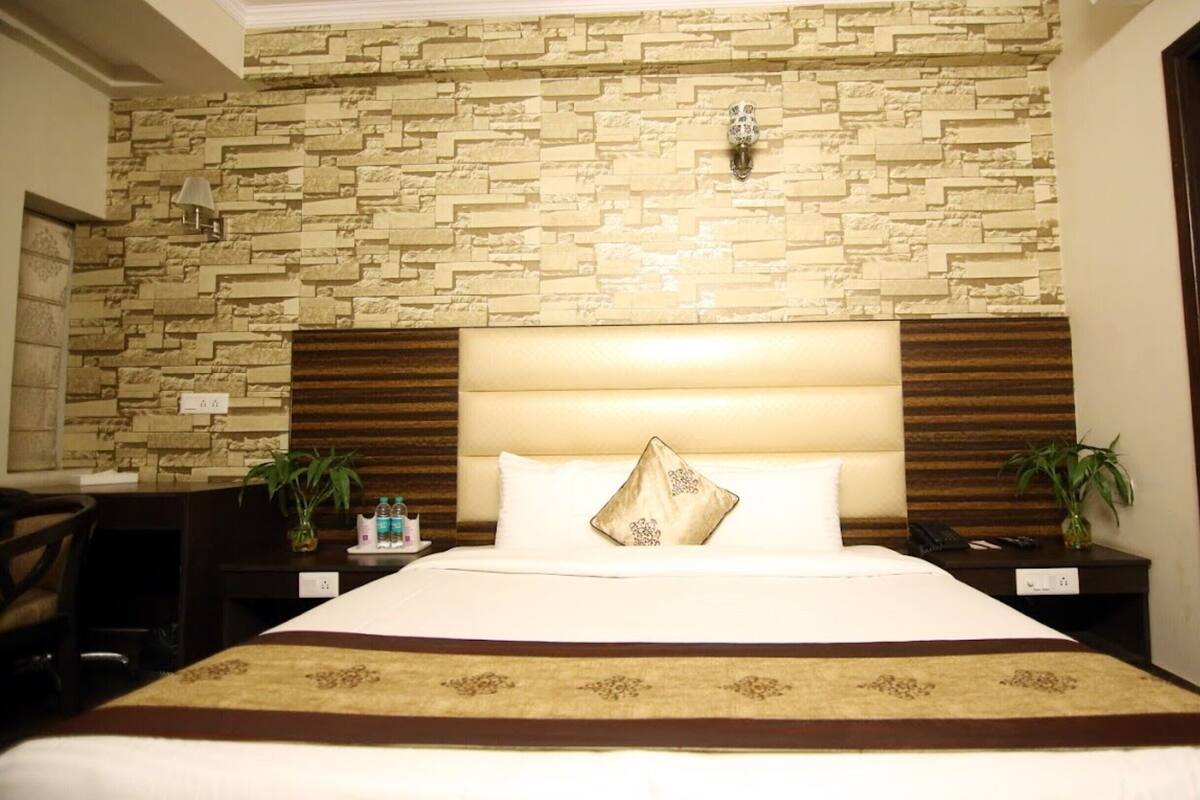 Desk, WiFi (free), bed sheets