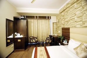 Quarto solteiro superior | Escrivaninha, Wi-Fi de cortesia, roupa de cama