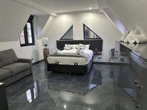 Habitación familiar, 1 cama King size y sofá cama | Ropa de cama de alta calidad y escritorio 