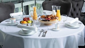 A breakfast setting with a variety of fruits, pastries, and beverages on a round table. - Domaine de Bracheux (Fouquenies)