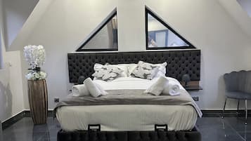 Chambre Familiale, 1 très grand lit et 1 canapé-lit | Literie de qualité supérieure, bureau