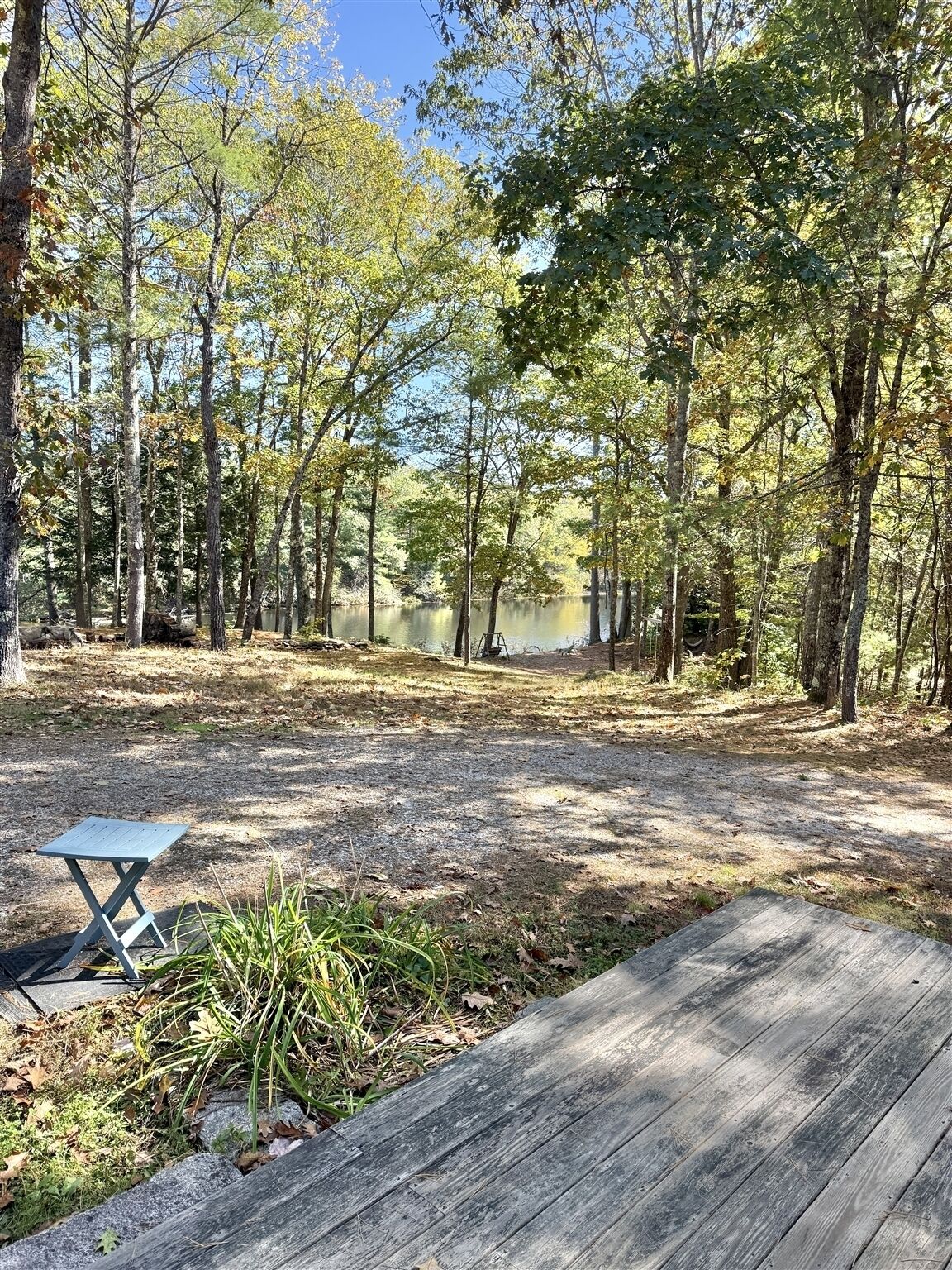 Un camping con una mesa de picnic y una terraza de madera.