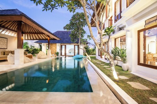 Colonial-style 4BR Villa, 400m to Canggu Beach