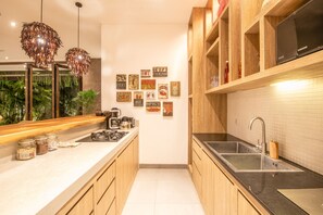 Frigorifero, microonde, forno, piano cottura