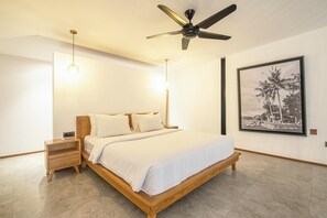 1 chambre, bureau, fer et planche à repasser, lit parapluie