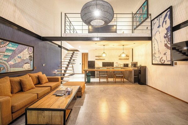 Smart TV, offices - Modern Duplex 200m from Canggu Blissful Beach (Pererenan)