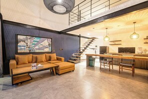 Smart TV, offices - Modern Duplex 200m from Canggu Blissful Beach (Pererenan)