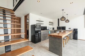 Fridge, microwave, oven, stovetop - Modern Duplex 200m from Canggu Blissful Beach (Pererenan)