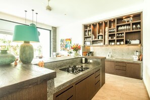 Kühlschrank, Mikrowelle, Wasserkocher mit Kaffee-/Teezubehör, Toaster