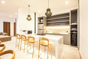 Fridge, microwave, stovetop, coffee/tea maker - New 4BR Villa 200m to the beach Canggu (Pererenan)