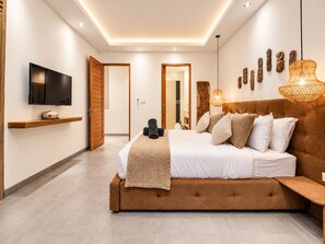 Ein modernes Schlafzimmer mit einem großen Bett, einem Flachbildfernseher und einem Holzbodenregal.