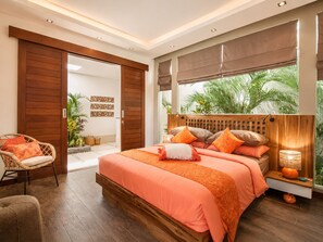Un dormitorio con una cama grande, cabecera de madera y vistas a palmeras.