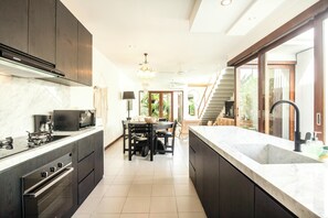 Kühlschrank, Ofen, Herdplatte, Wasserkocher mit Kaffee-/Teezubehör