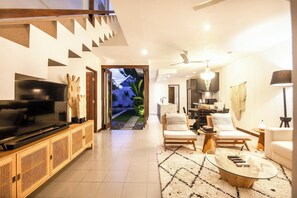 Smart TV, offices - Chic 2BR Villas, Brawah Hub, 300m to Coastal Bliss (Kuta Utara)
