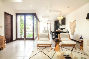 Smart TV, offices - Chic 2BR Villas, Brawah Hub, 300m to Coastal Bliss (Kuta Utara)