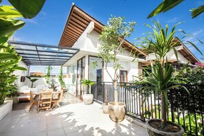 Outdoor dining - Chic 2BR Villas, Brawah Hub, 300m to Coastal Bliss (Kuta Utara)