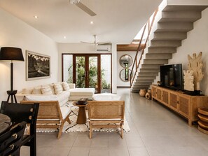 Smart TV, offices - Exquisite 2BR Villas, Brawah, 300m to Beach (Kuta Utara)