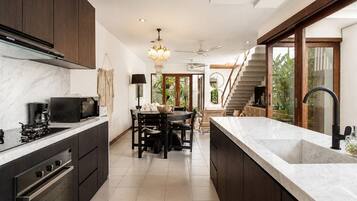 Fridge, oven, stovetop, coffee/tea maker