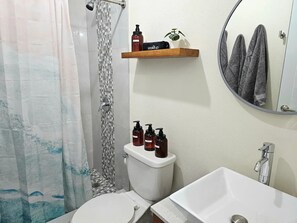 Shower, hair dryer, towels, soap - Spacious Home with Beach Gear and Outdoor Space (Vieques)