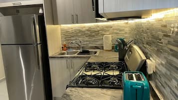 Geladeira, micro-ondas, fogão, cooktop