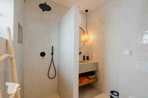 Dusche, Haartrockner, Handtücher
