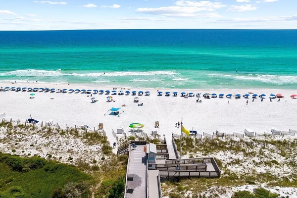 Plage, chaises longues, serviettes de plage