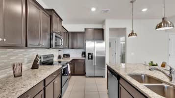 Frigorífic, microones, forn i placa de cuina